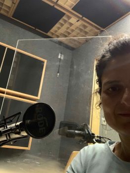 Monika Holzer-Kernbichler vor einem Mikrofon mit dem sie den Podcast Ladies First! aufnimmt.
