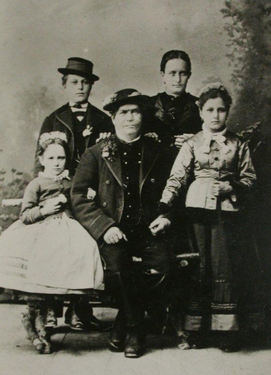 Ferdinand Pfeffer aus Strettweg im Kreis seiner Familie, um 1870. Foto: Repro von S. v. Bosio (Judenburg), um 1950. Quelle: Privatbesitz. 