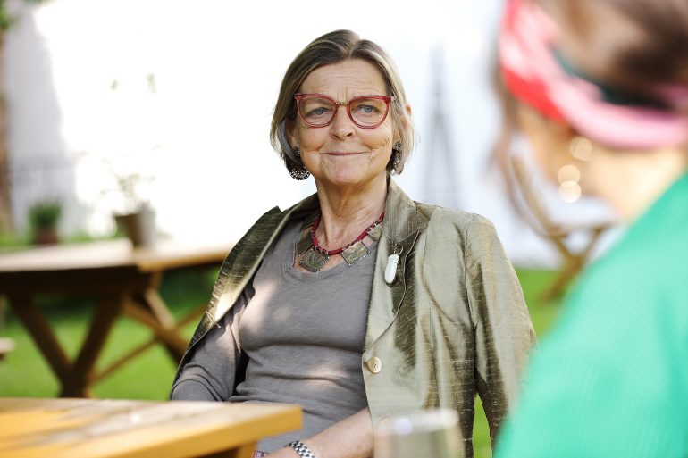 Gabriele Wolf beim Interview mit Rebecca Gahr im Gastgarten des Café Grün im Volkskundemuseum Graz