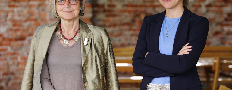 Elisabeth Schlögl und Gabriele Wolf zusammen im Gastgarten des Café Grün im Grazer Volkskundemuseum