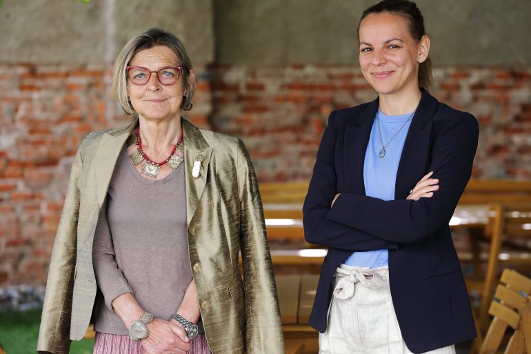 Elisabeth Schlögl und Gabriele Wolf zusammen im Gastgarten des Café Grün im Grazer Volkskundemuseum