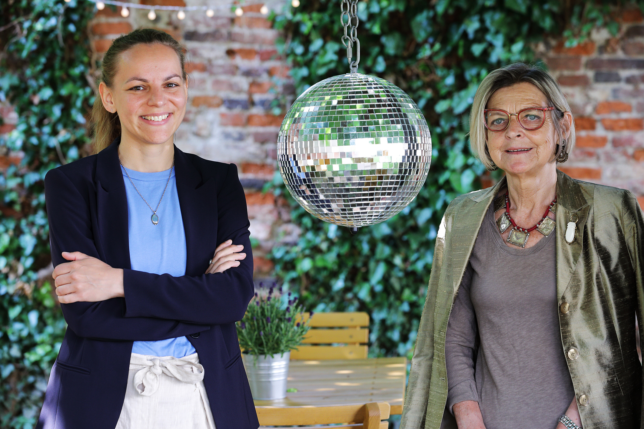 Elisabeth Schlögl und Gabriele Wolf vom Museumsforum Steiermark im Gastgarten des Café Grün im Volkskundemuseum Graz.