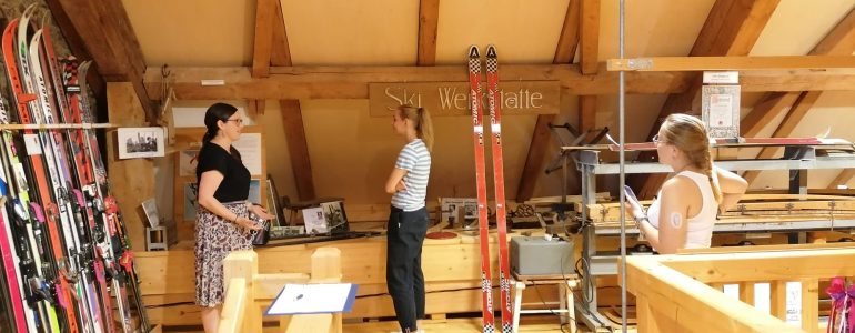 Tiffani Felsner, Elisabeth Schlögl und Lena Langmann im ersten Obergeschoss des Wintersportmuseums