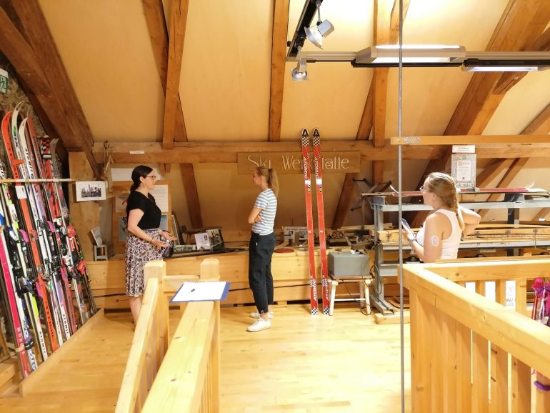 Tiffani Felser, Elisabeth Schlögl und Lena Langmann im ersten Obergeschoss des Wintersportmuseums