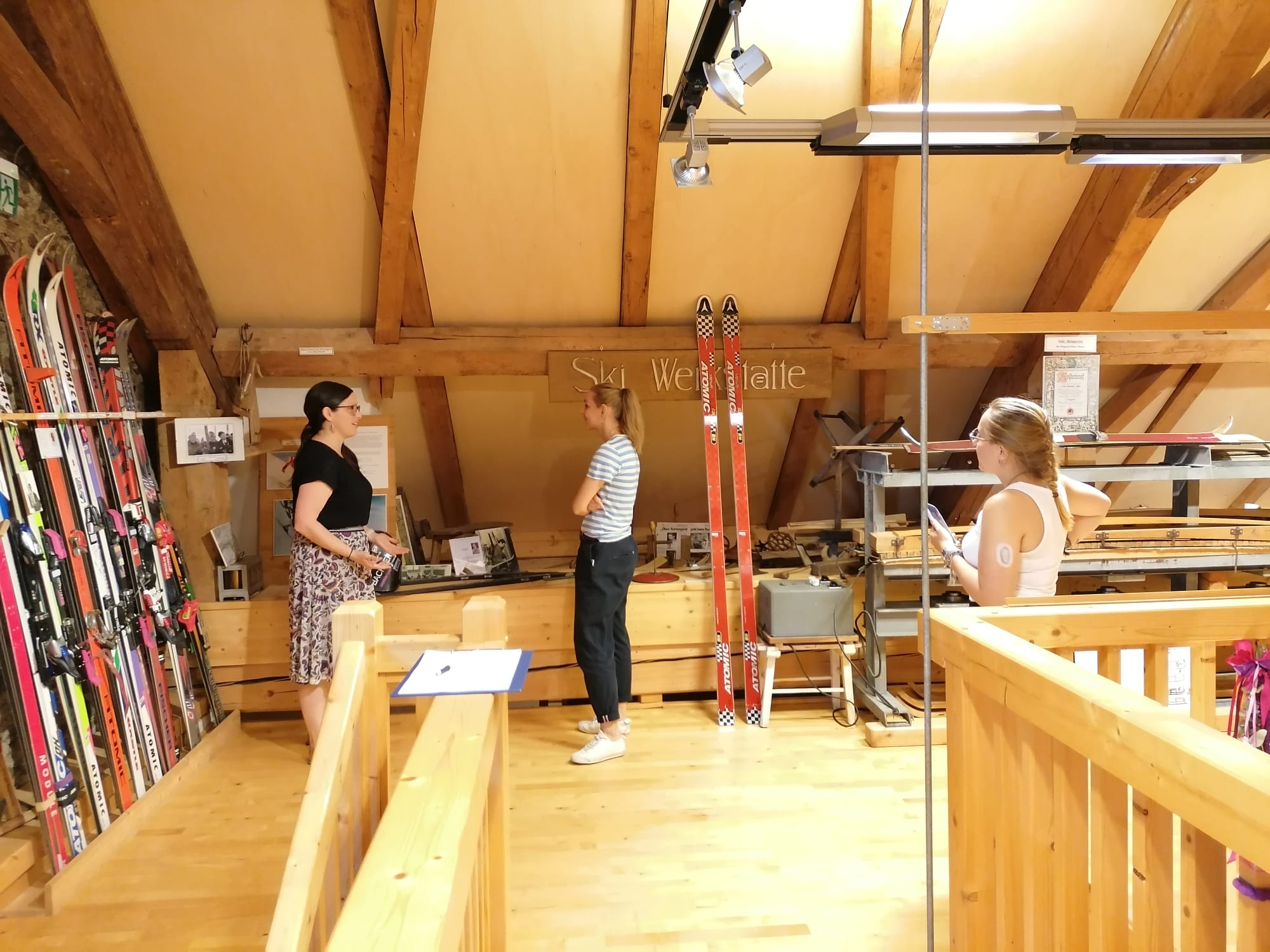 Tiffani Felsner, Elisabeth Schlögl und Lena Langmann im ersten Obergeschoss des Wintersportmuseums