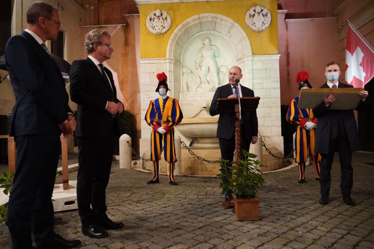 Übergabe des Harnisches im Ehrenhof der Päpstlichen Schweizergarde, v. l. wiss. Joanneums-Direktor Wolfgang Muchitsch, LR Christopher Drexler und Kommandant der Päpstlichen Schweizergarde Christoph Graf, Foto: Päpstliche Schweizergarde/Till Hüttenmoser