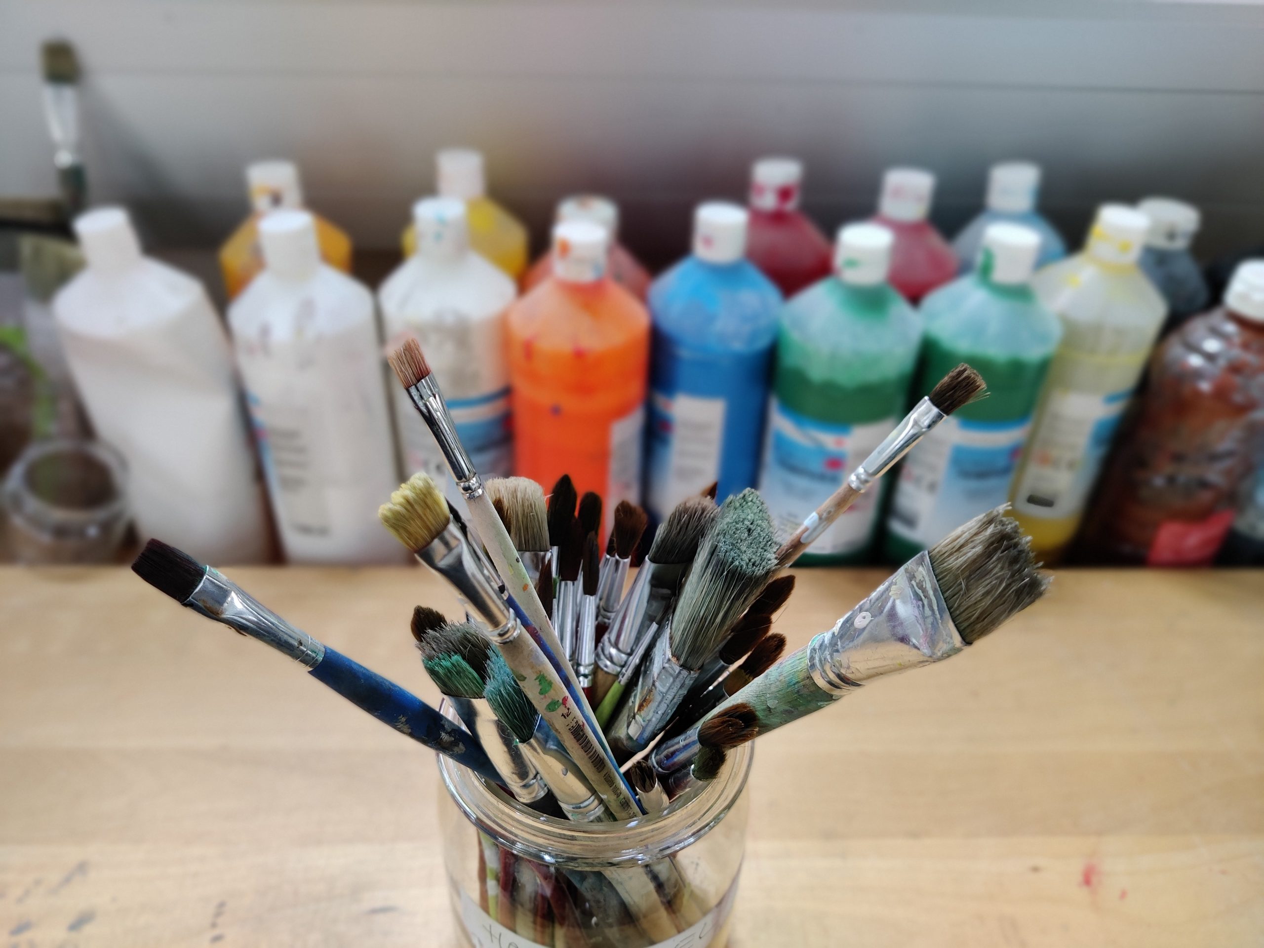 Das Atelier Pinsel und Farben