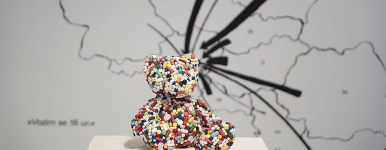 Teddybär aus Pillen als Sujet Bild für den Workshop "Arbeit. Sorge. Museum. Konzepte von Care-Arbeit in Ausstellungen"