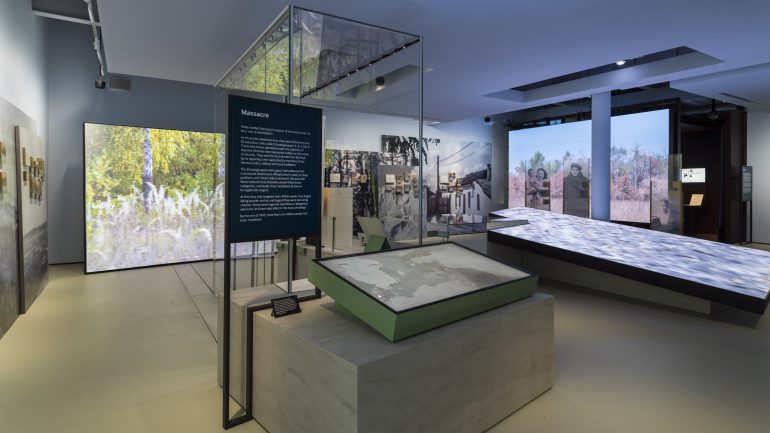 Ausstellungsansicht der Holocaust Galleries im Imperial War Museum in London mit vielen audiovisuellen Elementen