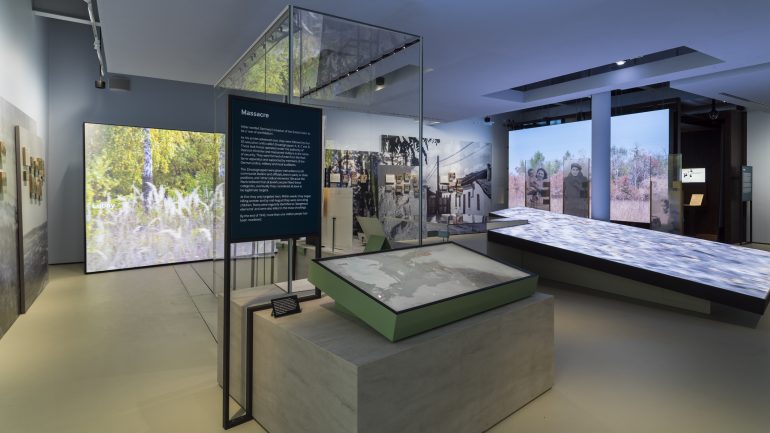 Ausstellungsansicht der Holocaust Galleries im Imperial War Museum in London mit vielen audiovisuellen Elementen
