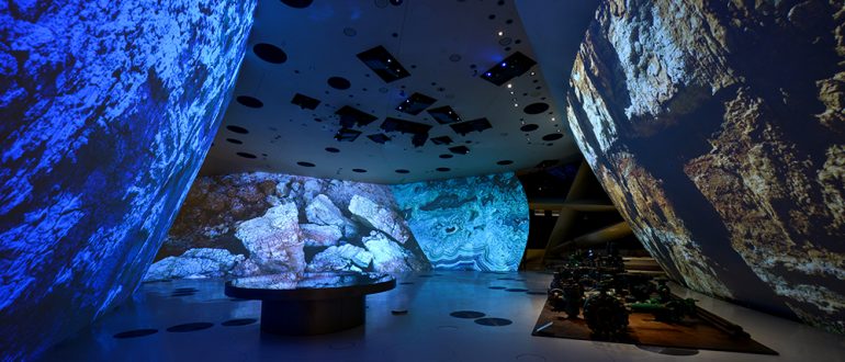 Ausstellungsansicht in Blautönen vom National Museum of Quatar, das im Rahmen des Museumsakademie-Workshops "Das Museum als Soundscape" besprochen wurde.