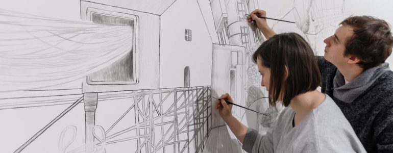 Das Sujet-Bild des Museumsakademie-Workshop zeigt Mitglieder des studio ASYNCHROME beim Zeichnen an die Wand