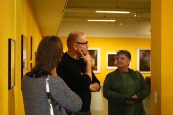 Foto von den Teilnehmenden des Museumsakademie-Workshops im Krems in der Ausstellung Donald made in Austria im Karikaturmuseum