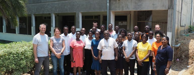 Gruppenfoto der Workshop-Teilnehmer*innen vorm Eingang des Biologie-Instituts der Universität von Sambia.