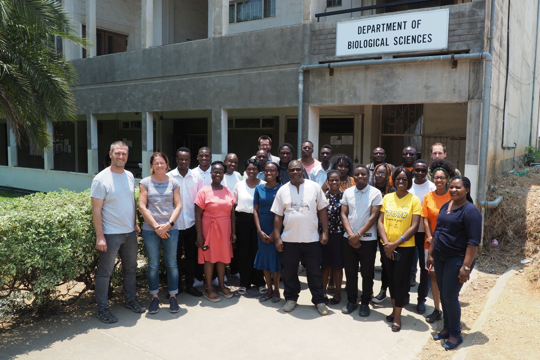 Gruppenfoto der Workshop-Teilnehmer*innen vorm Eingang des Biologie-Instituts der Universität von Sambia.