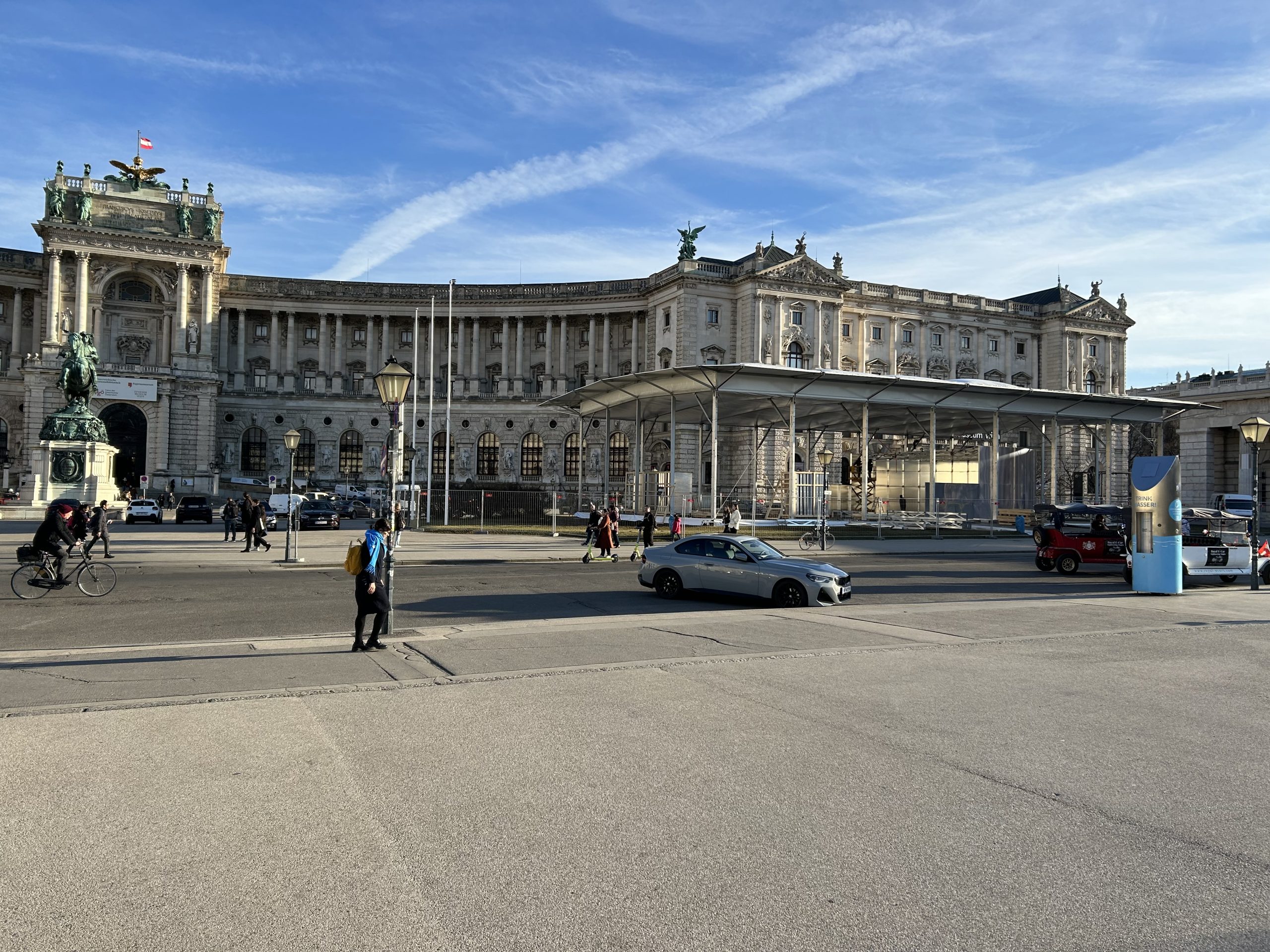 Der mobile Pavillon wird derzeit am Heldenplatz aufgebaut.