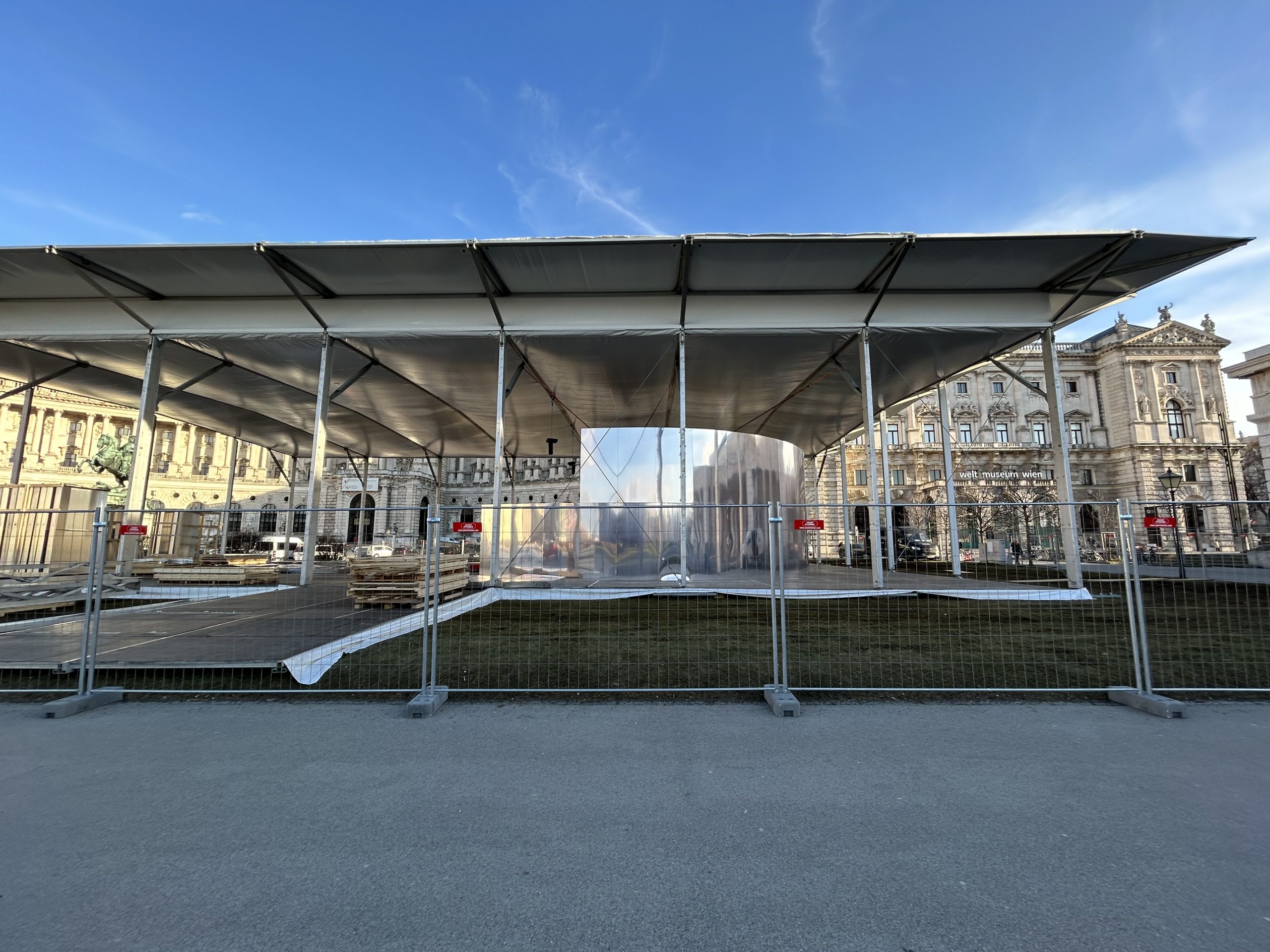 Der mobile Pavillon wird derzeit am Heldenplatz aufgebaut.