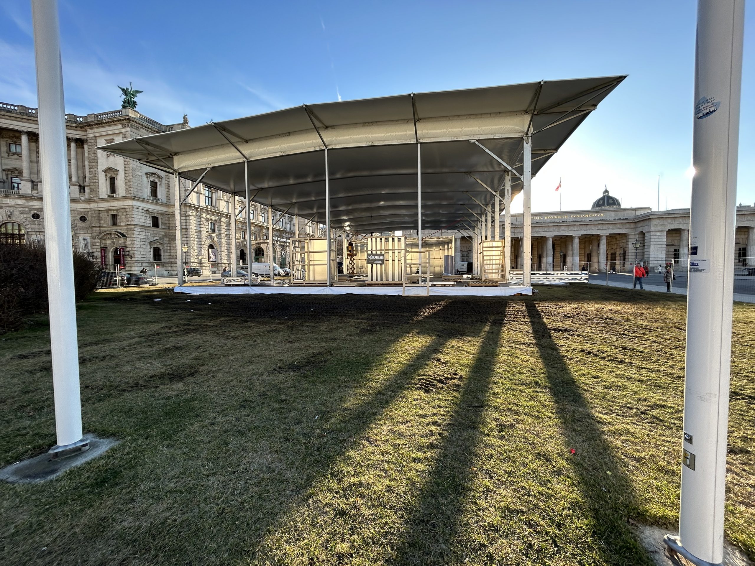 Der mobile Pavillon wird derzeit am Heldenplatz aufgebaut.