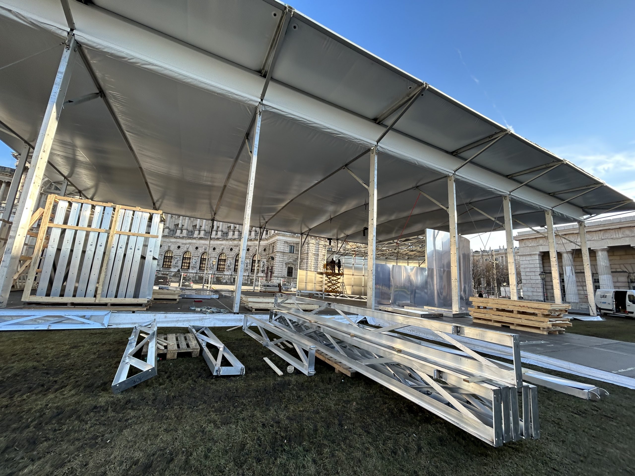 Der mobile Pavillon wird derzeit am Heldenplatz aufgebaut.