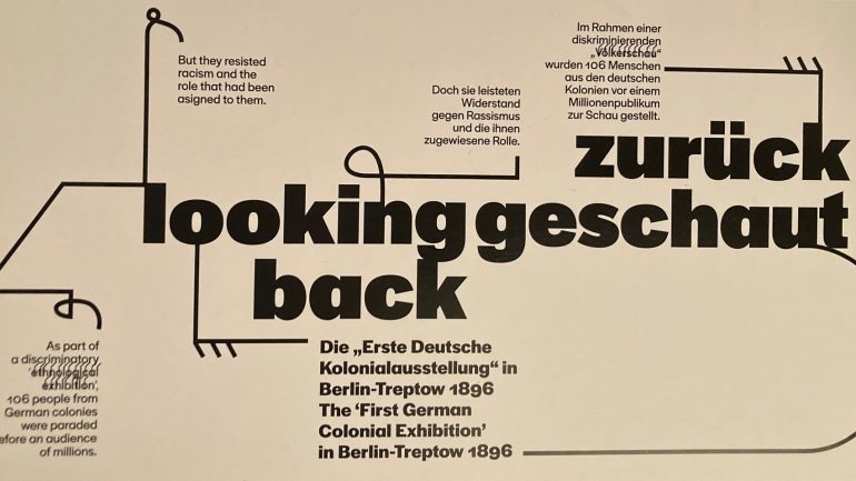Flyer zur Ausstellung „zurückgeschaut | looking back – Die 'Erste Deutsche Kolonialausstellung' in Berlin-Treptow 1896“, Foto: Annette Löseke