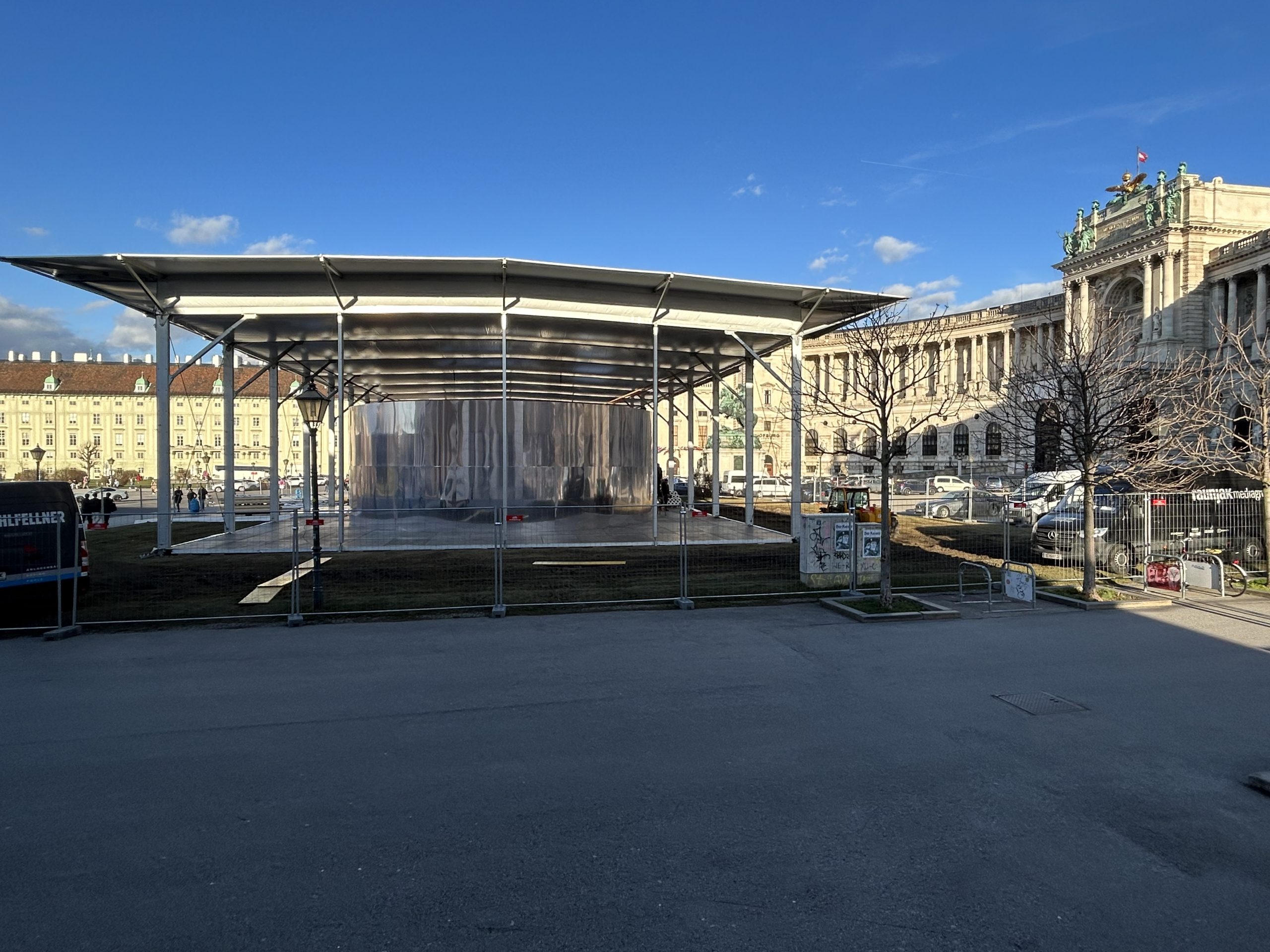 Der mobile Pavillon wird derzeit am Heldenplatz aufgebaut.