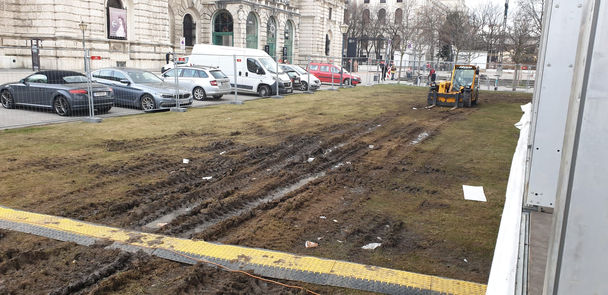 Der mobile Pavillon wird derzeit am Heldenplatz aufgebaut.