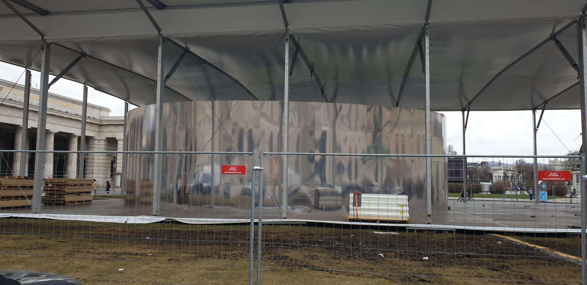 Der mobile Pavillon wird derzeit am Heldenplatz aufgebaut.