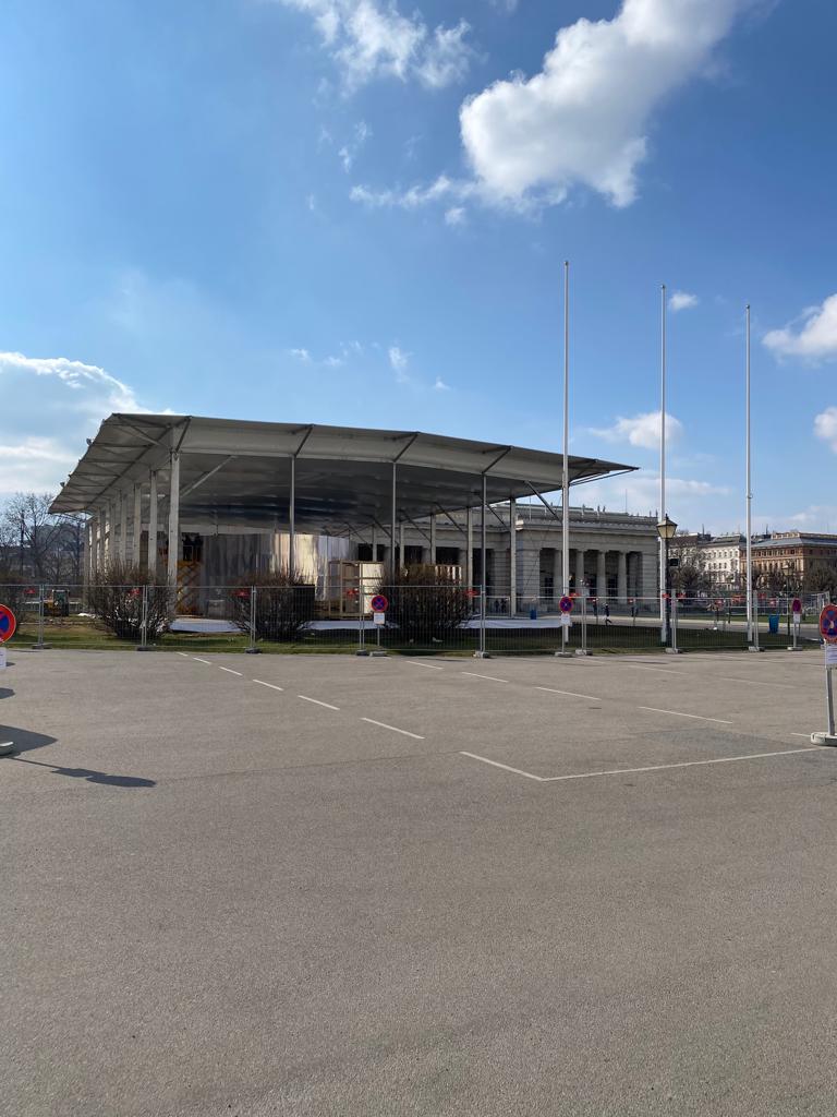 Der mobile Pavillon wird derzeit am Heldenplatz aufgebaut.