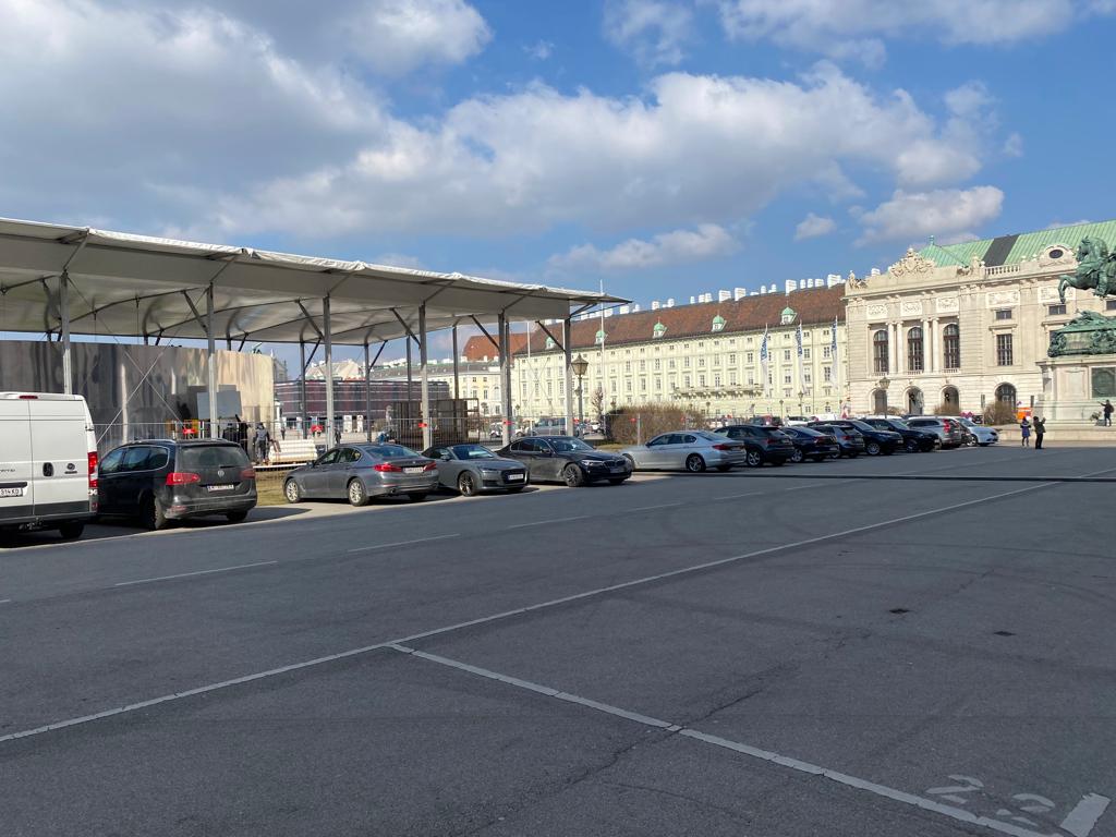 Der mobile Pavillon wird derzeit am Heldenplatz aufgebaut.