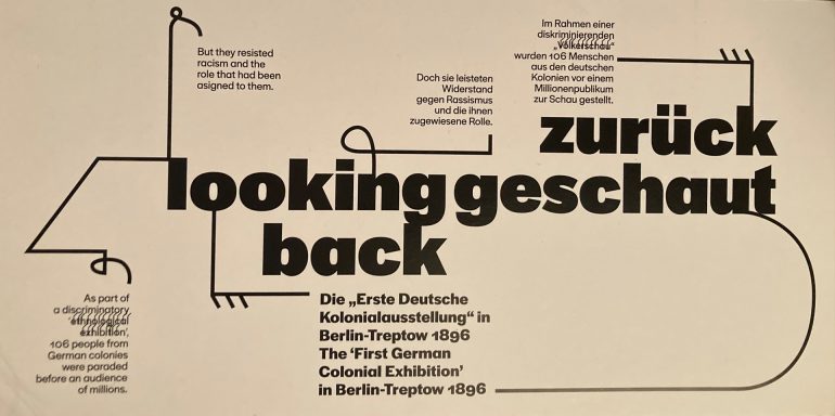 Flyer zur Ausstellung „zurückgeschaut | looking back – Die 'Erste Deutsche Kolonialausstellung' in Berlin-Treptow 1896“, Foto: Annette Löseke