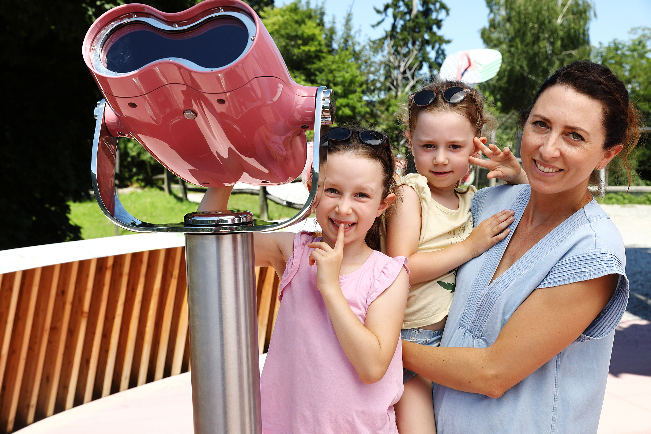 Familie an der Aussichtsplattform Feistritztal