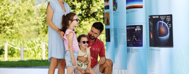 Familie im mobilen Pavillon