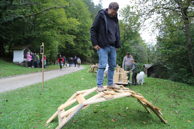 Test einer Holzbrücke nach Entwurf von Leonardo da Vinci