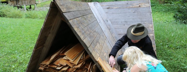 Arbeiten mit Dachschindeln beim Erlebnistag