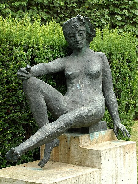 Die Bronzeplastik "Atlantis" steht in einem Teil des Fasangartens. Boeckls Skulptur erinnert einen von ihm skizzierten Akt von 1935.
