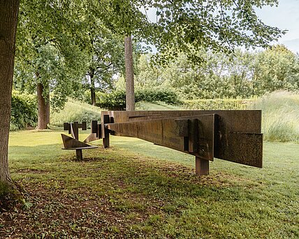 Die tonnenschwere Skulptur aus Stahl ist zehn Meter lang, zweieinhalb Meter breit und eineinhalb Meter hoch. Die Arbeit kann als Relikt einer archaischen Kultur ebenso gelesen werden wie als Fundstück einer Archäologie des Industriezeitalters.