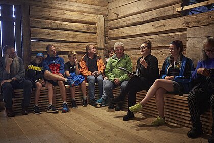 Nadja Brachvogel liest in der Tenne vor Besucher*innen.