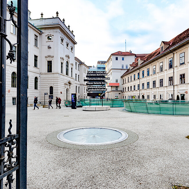 Blick in den Innenhof des Joanneumsviertels, links ist die Fassade der Neuen Galerie Graz, rechts die Fassade des Naturkundemuseums zu sehen. 