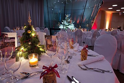 Gala tables with Christmas decorations in the Auditorium in the Joanneumsviertel.