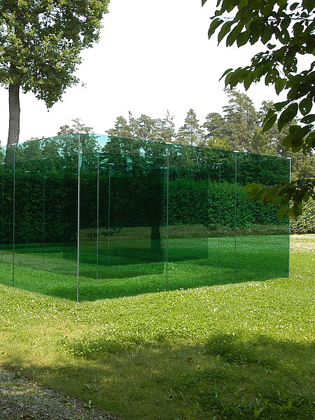 Im Fasangarten steht ein gläsernes Labyrinth von Matta Wagnest und sorgt für interessante Perspektiven von innen und außen. 