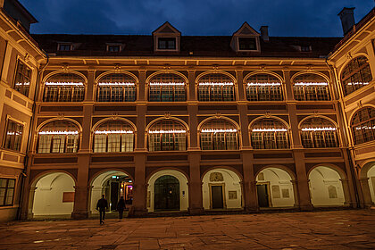 Lichtinstallation "Nicht im vorliegenden Sachverhalt" von Joseph Kosuth im Lesliehof Graz