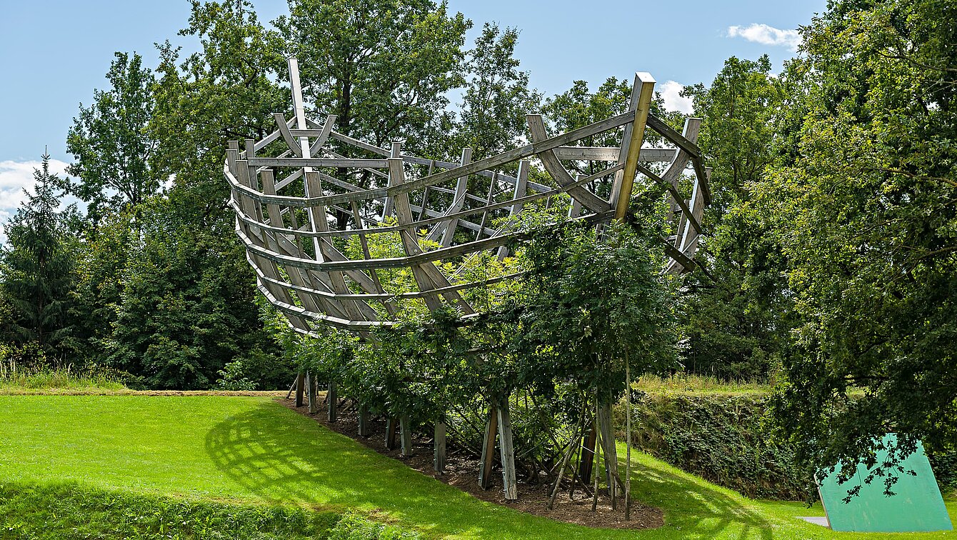 There is an ark made of living trees in the Berggarten. The 25-metre-long wooden scaffolding has served as a temporary support for plant growth for more than a decade. The wooden scaffolding was removed in 2024.