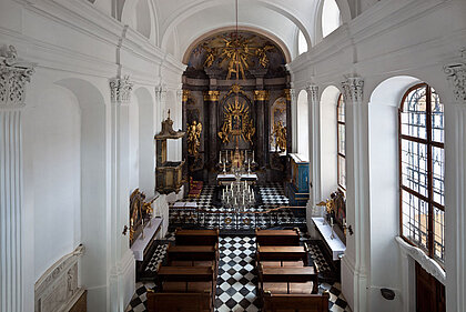 Blick in Richtung Altar in der Schlosskirche im Schloss Eggenberg.