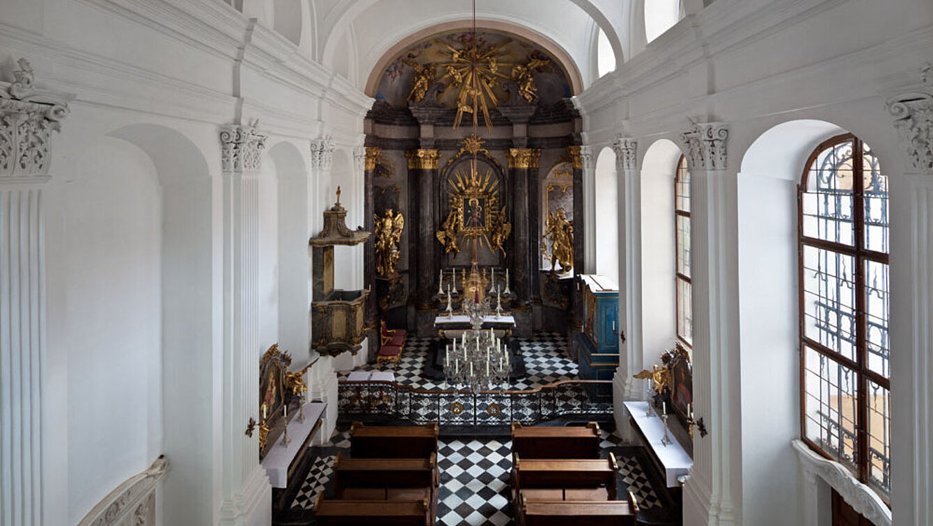 Blick in Richtung Altar in der Schlosskirche im Schloss Eggenberg.