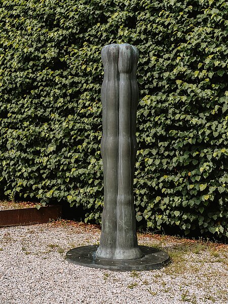 Die Skulptur "Figur III" steht am Fuße der Himmeltreppe, einem eigenen Abschnitt im Fasangarten.