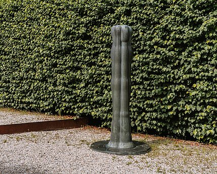 Die Skulptur "Figur III" steht am Fuße der Himmeltreppe, einem eigenen Abschnitt im Fasangarten.