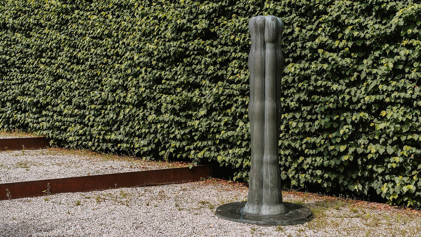 Die Skulptur "Figur III" steht am Fuße der Himmeltreppe, einem eigenen Abschnitt im Fasangarten.