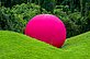 Mitten im Skulpturenpark, hinter dem Berggartencafé. Ein großer sich aufblasender Ball, der mit einem Knall implodiert und in sich zusammenfällt, zählt zu den Lieblingswerken unserer jüngsten Besucher*innen.