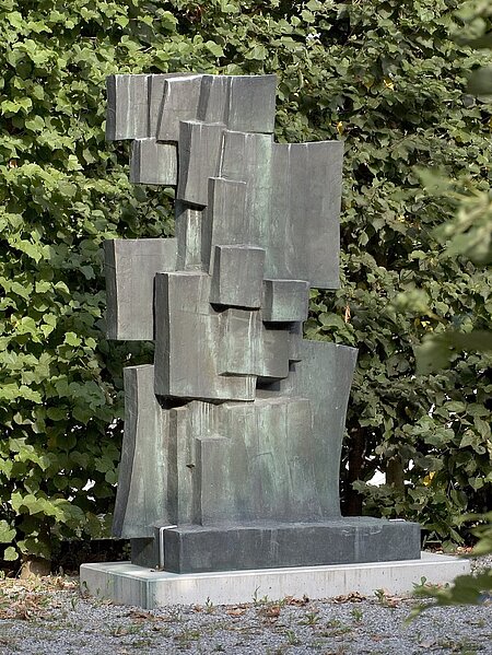 A dark metall sculpture in the Pheasant Garden. 