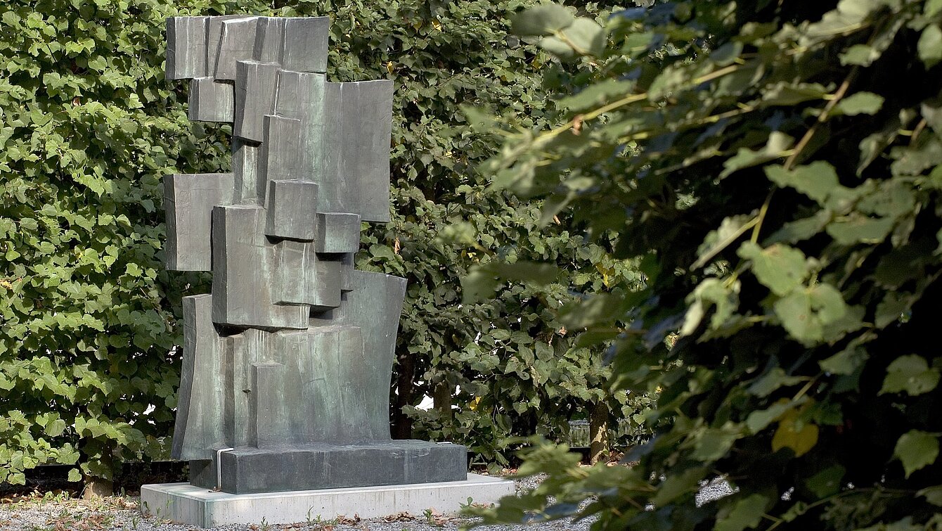 A dark metall sculpture in the Pheasant Garden. 